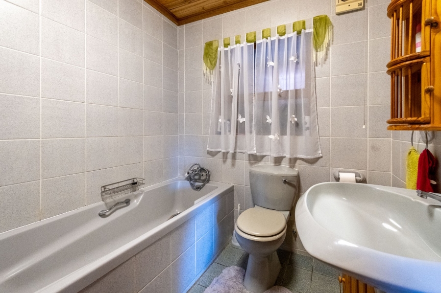 To Let 4 Bedroom Property for Rent in Herolds Bay Western Cape